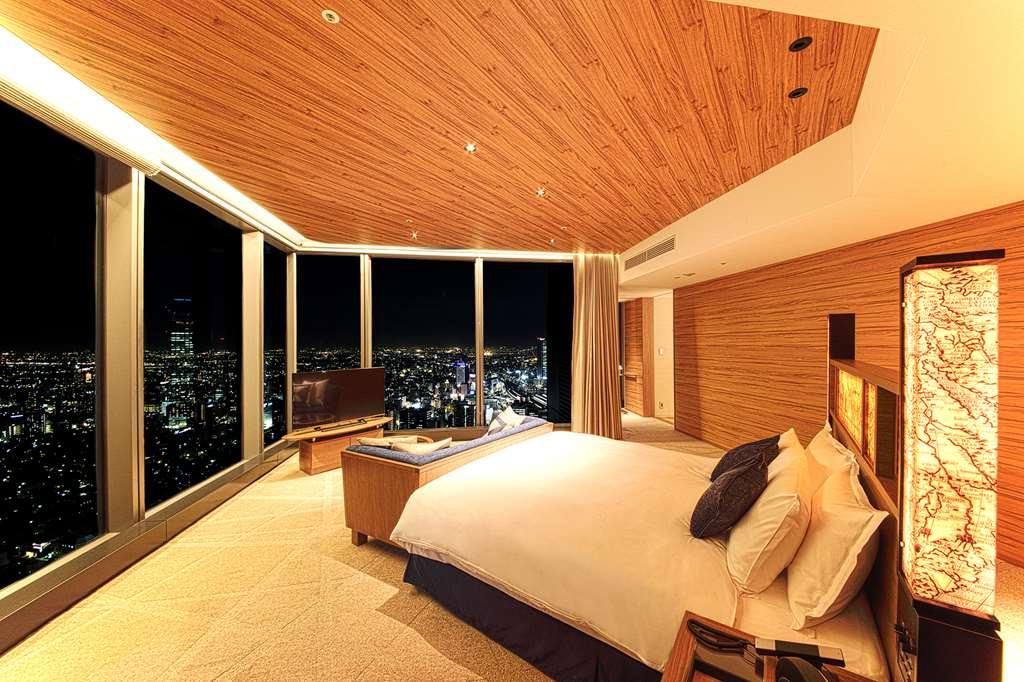 นาโกยา ปริ้นซ์ โฮเต็ล สกาย ทาวเวอร์ Hotel นาโกย่า ห้อง รูปภาพ A bedroom at the Ritz-Carlton, Osaka
